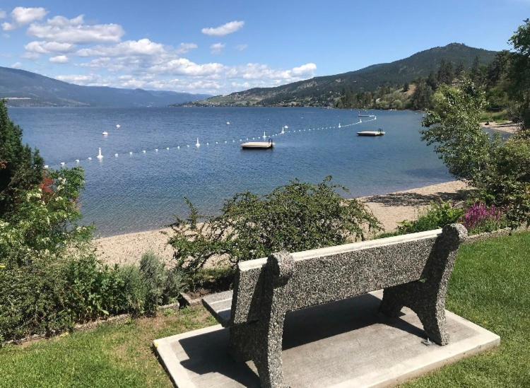The Blue House Bed And Breakfast Lake Country Extérieur photo